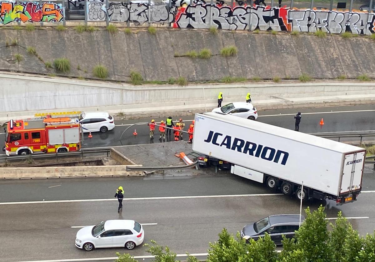 La salida de un camión de la vía en el falso túnel de Carlos Haya provoca retenciones