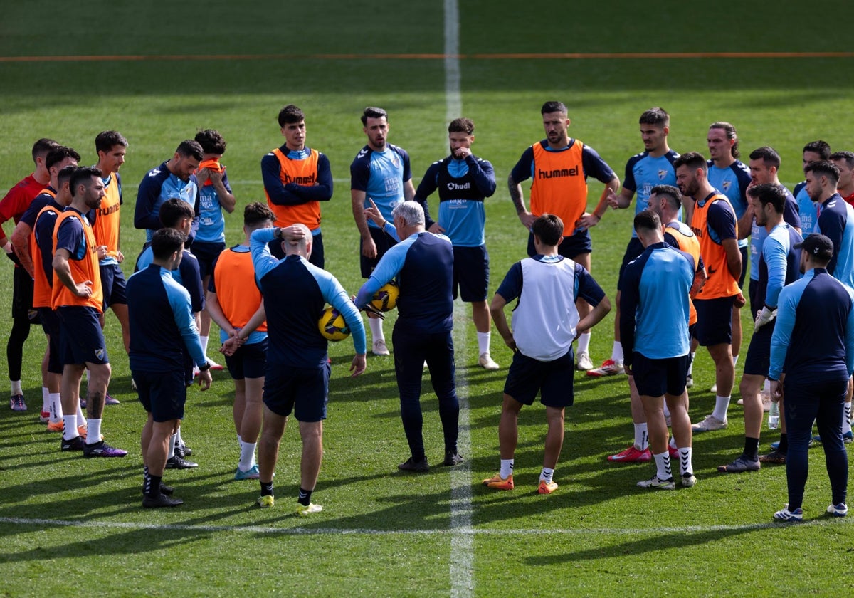 Sergio Pellicer se dirige a la plantilla malaguista en la sesión de trabajo de este martes en el campo principal de La Rosaleda.