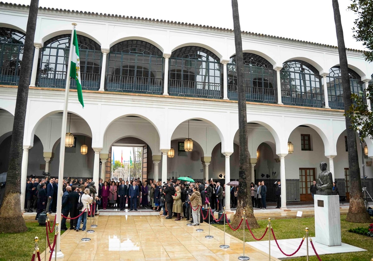 Representantes políticos en el acto del 28F en el Parlamento andaluz.