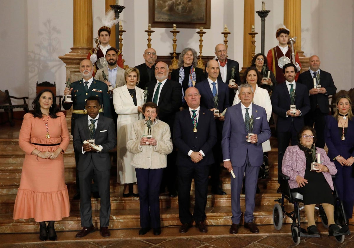 Los homenajeados junto al alcalde Manuel Barón y las tenientes de alcalde Ana Cebrián y Elena Melero.