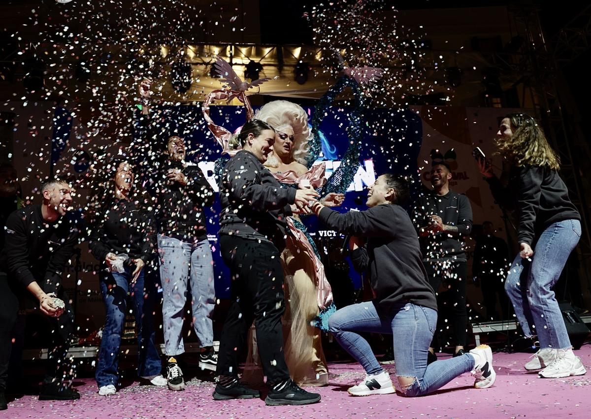 Imagen secundaria 1 - Arriba, mayores y pequeños disfrutaron ayer del Carnaval de Málaga en el Centro. Abajo, a la izquierda, Pink Chadora fue testigo de la petición de matrimonio de una pareja. 