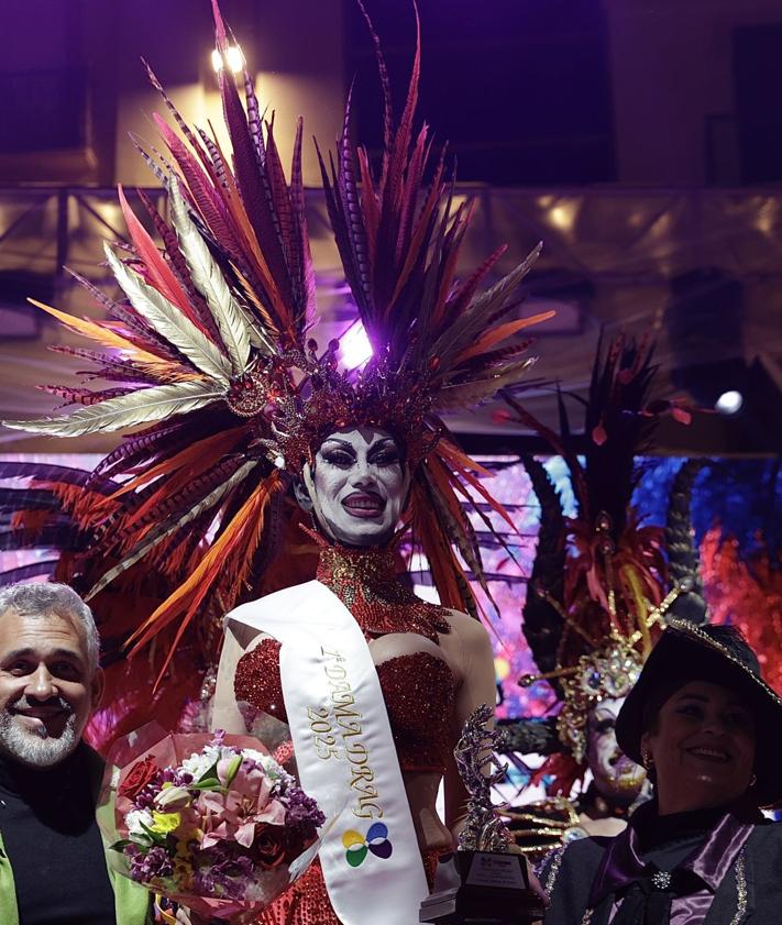 Imagen secundaria 2 - Arriba, mayores y pequeños disfrutaron ayer del Carnaval de Málaga en el Centro. Abajo, a la izquierda, Pink Chadora fue testigo de la petición de matrimonio de una pareja. 