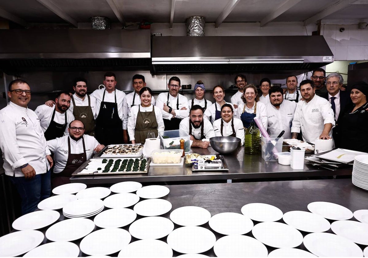 Foto de familia de los cocineros que prepararon la cena.