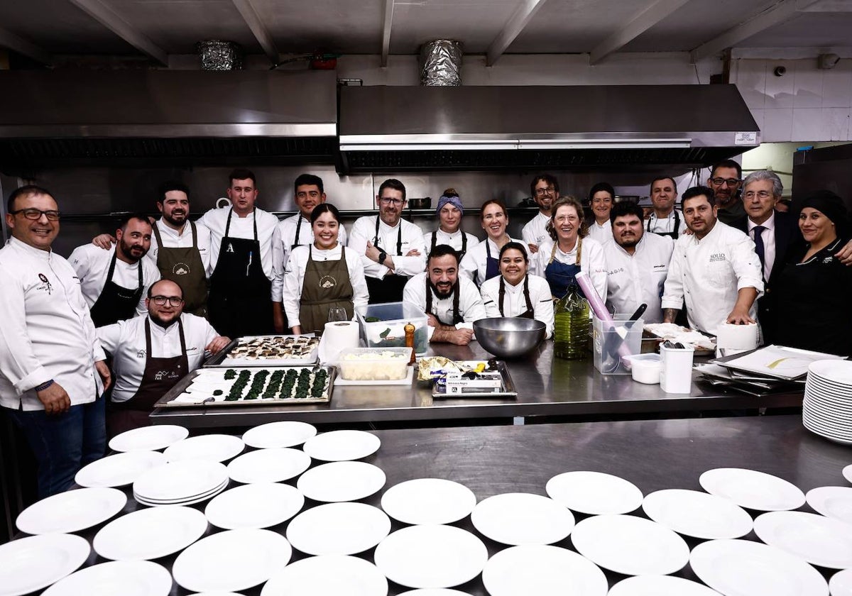 Foto de familia de los cocineros que prepararon la cena.