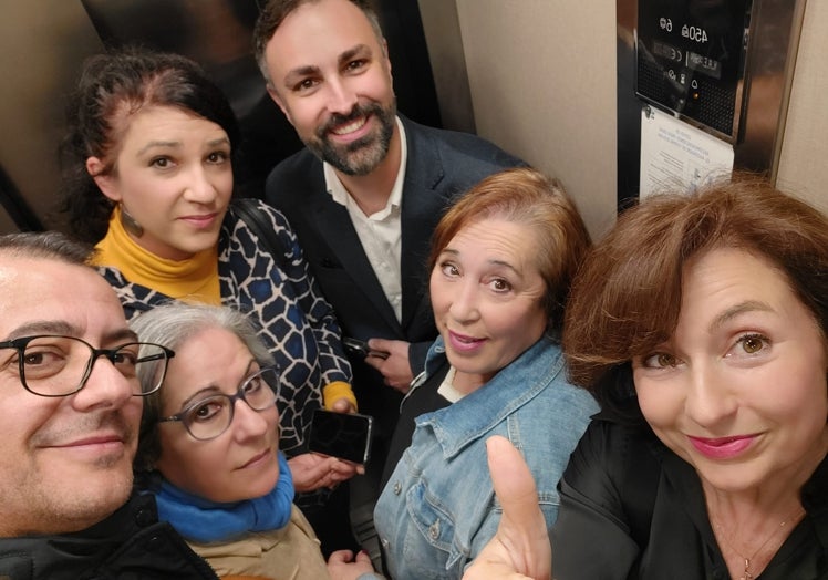 Rubén Viruel, Mari Carmen Sánchez, Toni Morillas, Mariano Ruiz Araujo, Mari Carmen Sánchez y Rosa del Mar Rodríguez, encerrados el pasado lunes en el dichoso elevador durante 50 minutos.