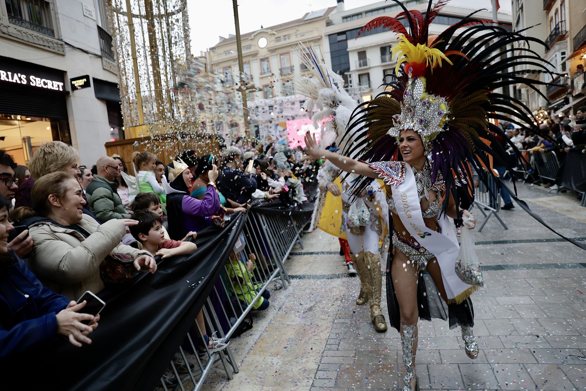 El Carnaval de Málaga sale a la calle: disfraces y la Batalla de las Flores