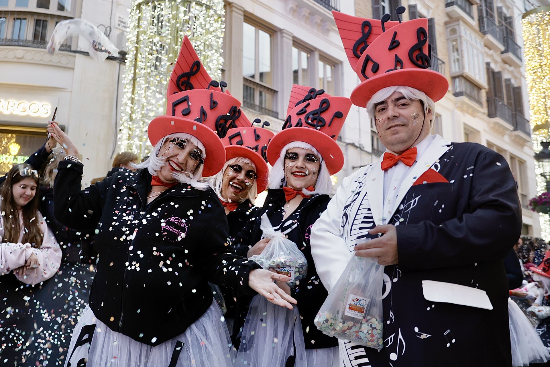 El Carnaval de Málaga sale a la calle: disfraces y la Batalla de las Flores