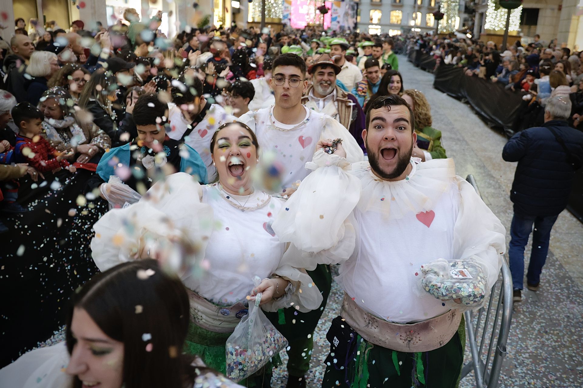 El Carnaval de Málaga sale a la calle: disfraces y la Batalla de las Flores