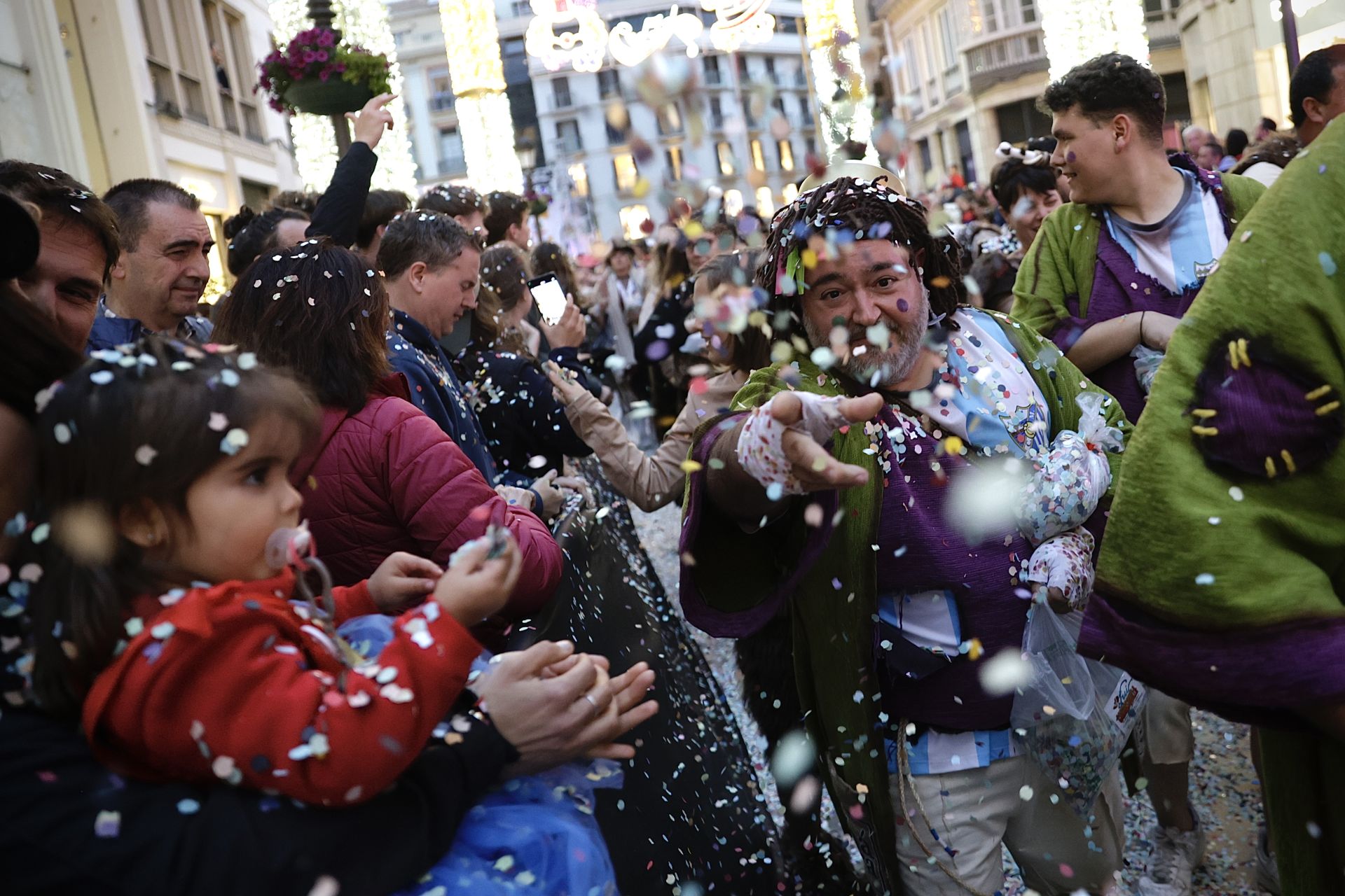 El Carnaval de Málaga sale a la calle: disfraces y la Batalla de las Flores