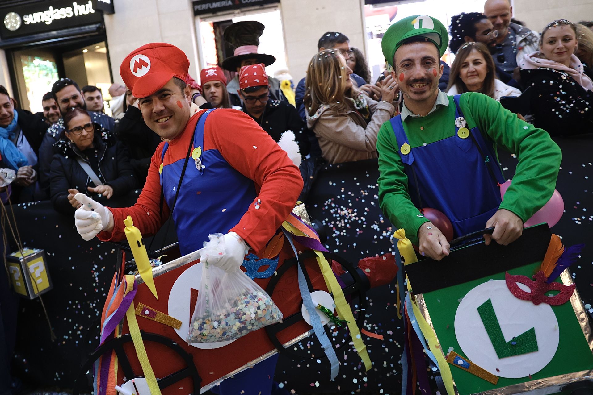 El Carnaval de Málaga sale a la calle: disfraces y la Batalla de las Flores