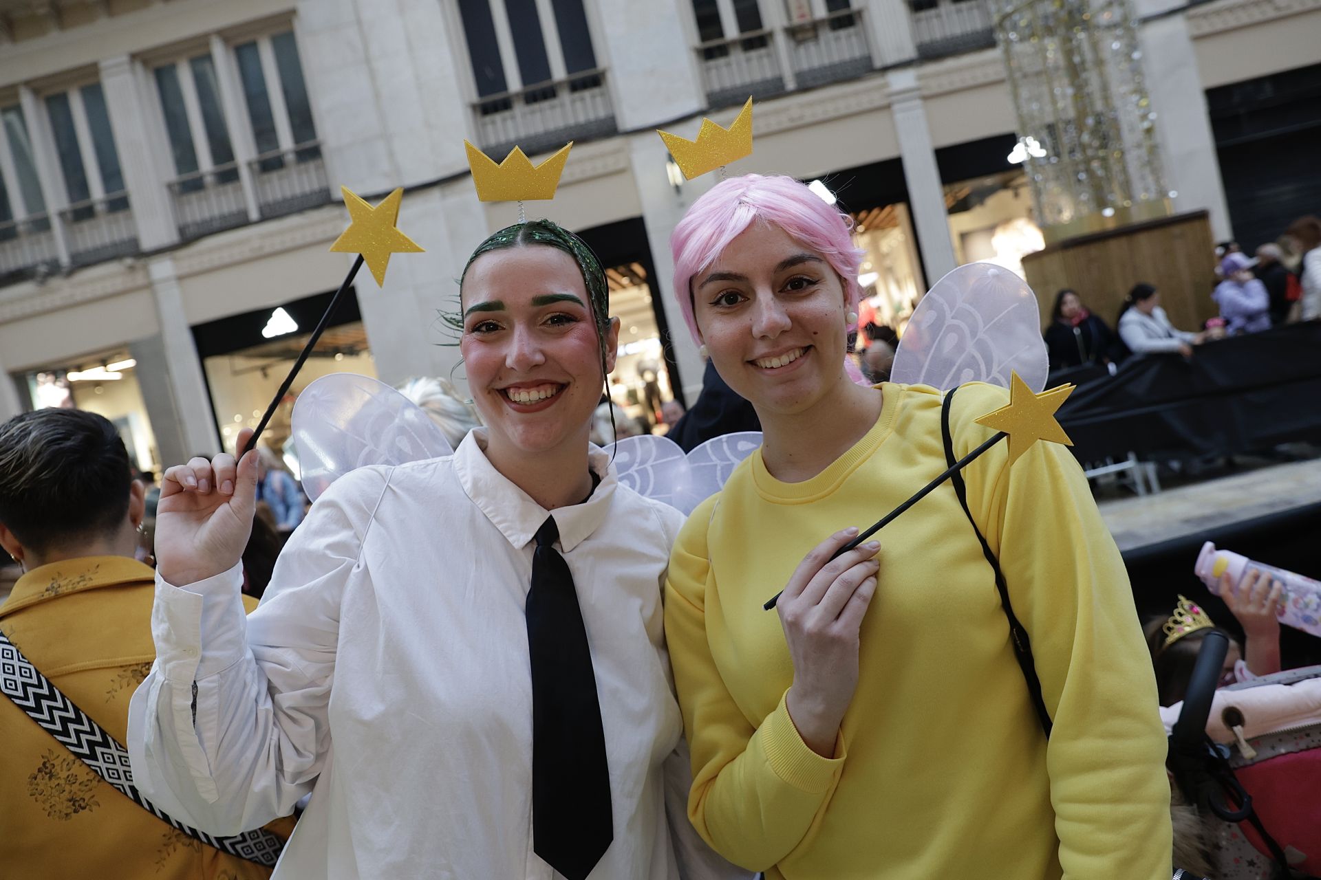 El Carnaval de Málaga sale a la calle: disfraces y la Batalla de las Flores