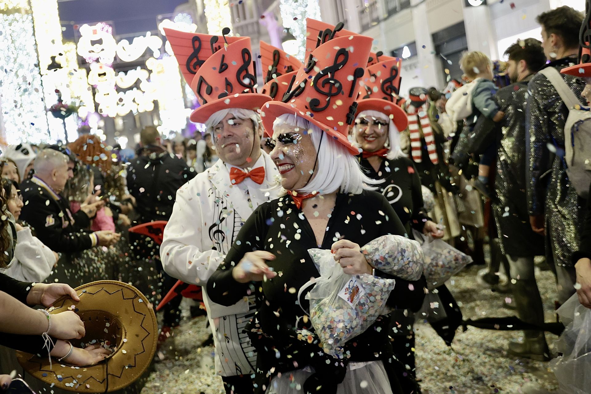 El Carnaval de Málaga sale a la calle: disfraces y la Batalla de las Flores