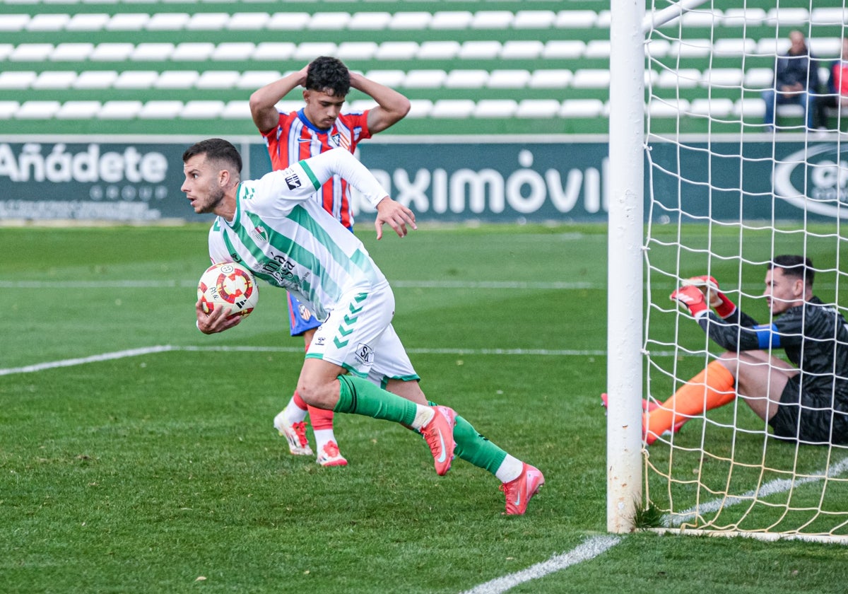 Reige recoge el balón tras marcar el empate a dos.