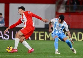 Luismi, en una acción defensiva ante Radovanovic.