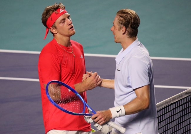 Davidovich y Shapovalov se saludan tras el partido.