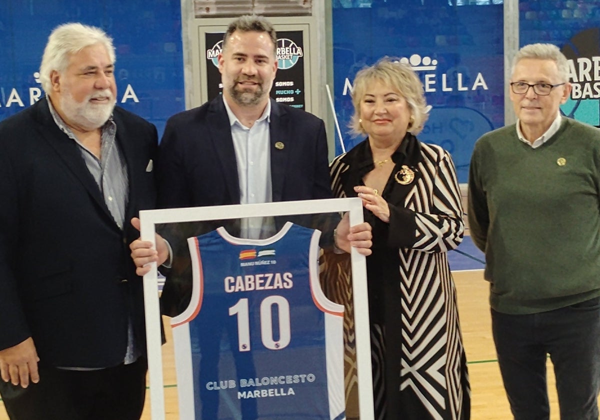 Cabezas, junto a sus padres durante el homenaje.