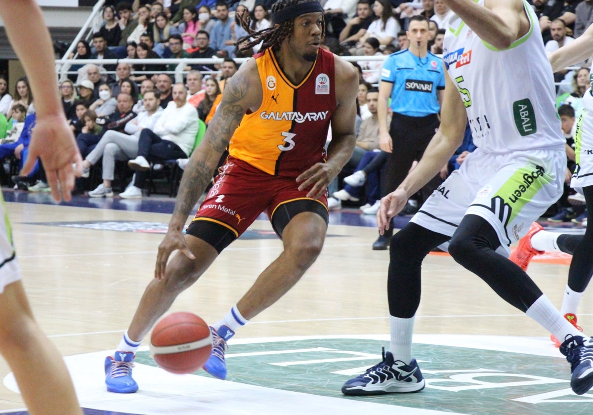 Tyrone Wallace, durante el partido contra el Yukatel Merkezefendi.