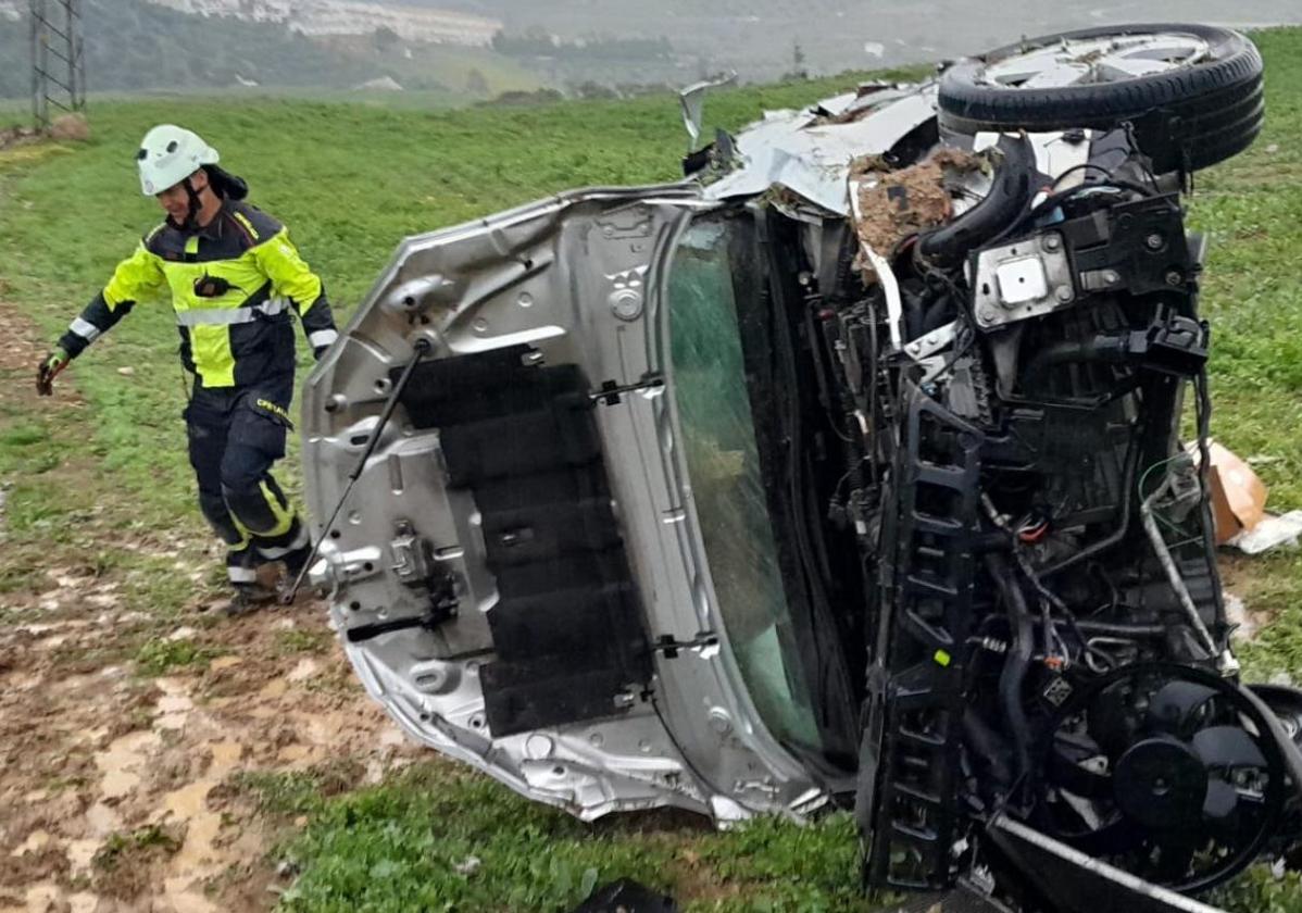 Atrapado un conductor en su coche tras salirse de la carretera en la A-357 en Ardales