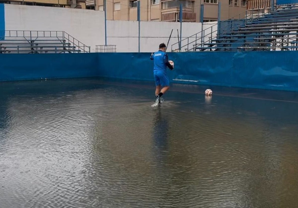 El impracticable estado del campo del Águilas este sábado.