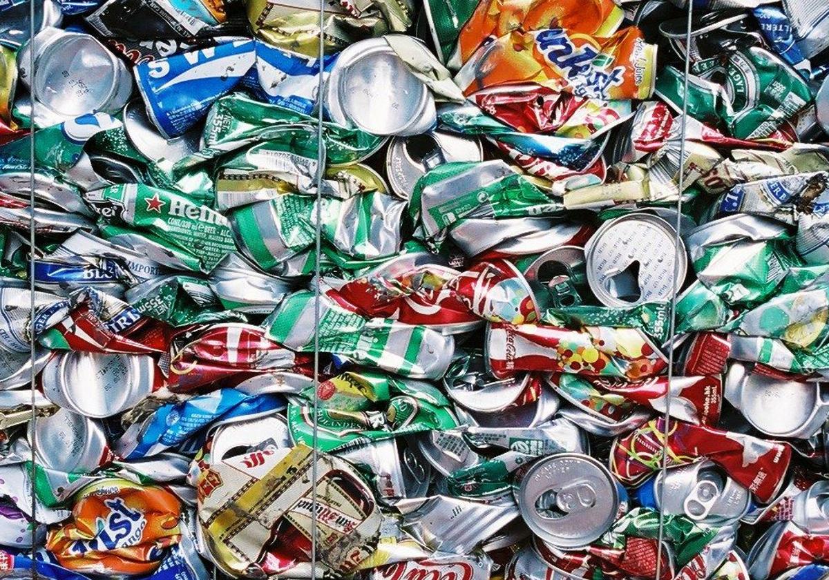 Residuos de latas en su proceso de compactado para su reciclaje.