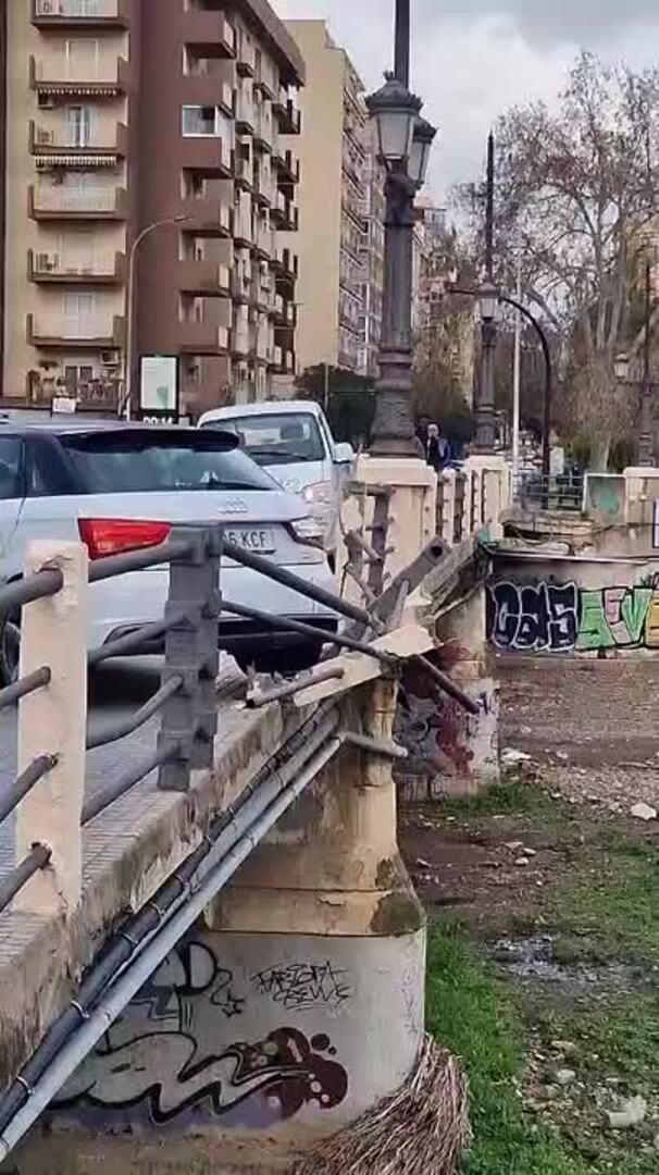 Caos de tráfico en Málaga por un accidente en el puente de La Goleta