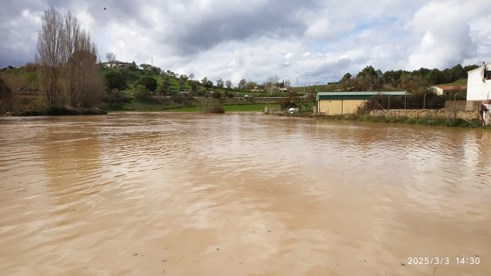 El río Guadalevín se ha desbordado a su paso por la zona de Navares y Tejares, en Ronda