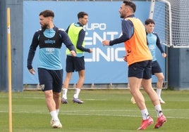 Dani Sánchez y su compañero de posición, Víctor García, en la sesión de entrenamiento de ayer del Málaga en La Rosaleda.