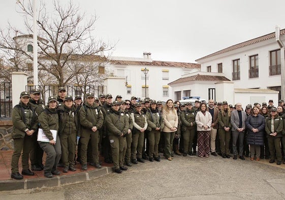 Las autoridades presentes en el acto posan con un grupo de mujeres pertenecientes al Cuerpo de Agentes de Medio Ambiente y Celadoras Forestales.