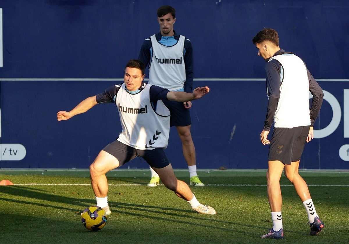 Sangalli y Juanpe, con Larrubia en una sesión de entrenamiento.