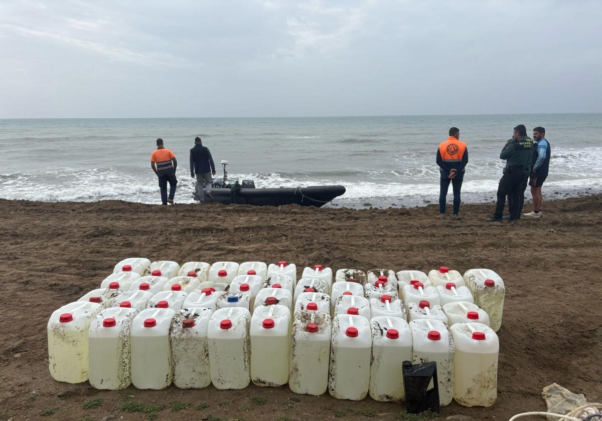 Hallan una narcolancha abandonada en una playa de Estepona