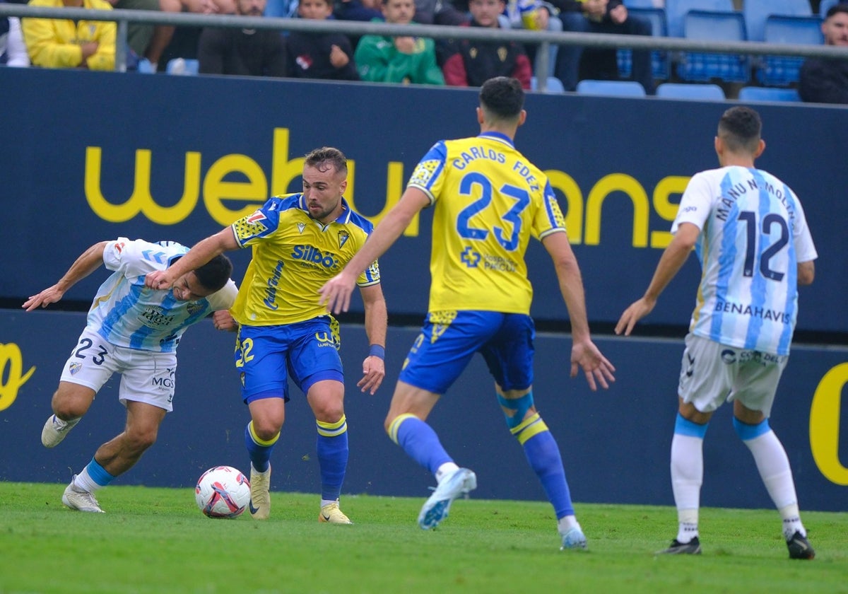 Ontiveros, en una acción con Sangalli en el duelo de la primera vuelta.