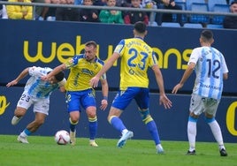 Ontiveros, en una acción con Sangalli en el duelo de la primera vuelta.