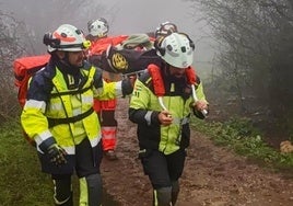 Imagen del rescate de la senderista, este lunes, en El Torcal de Antequera.