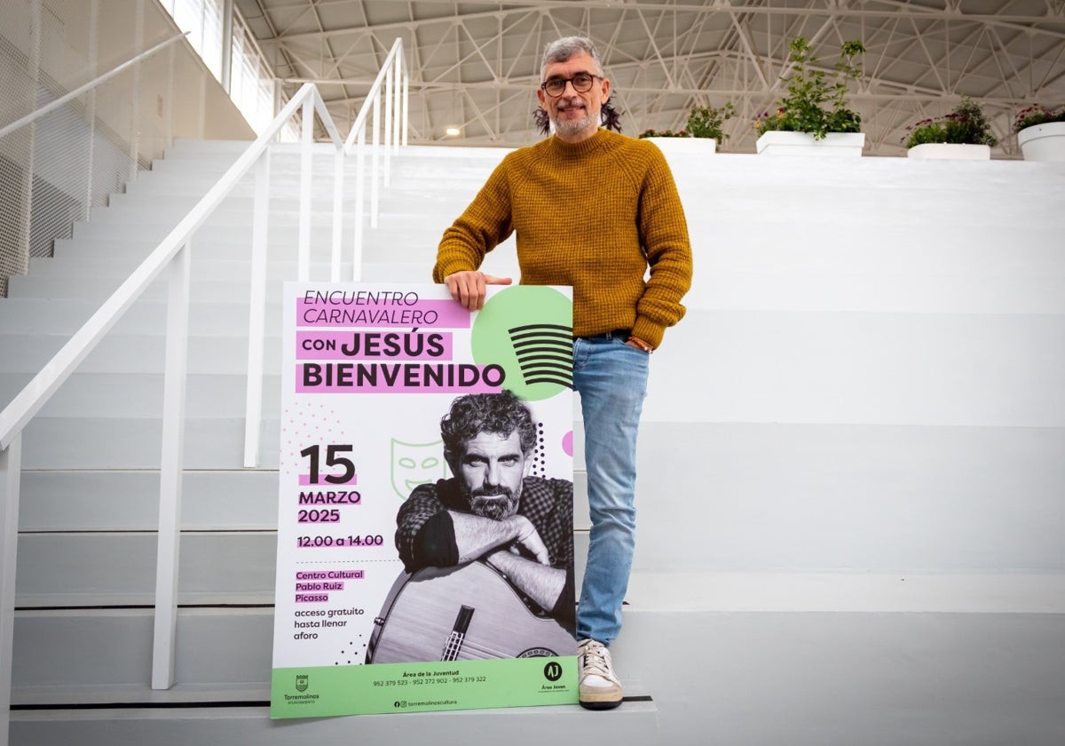 El concejal de Juventud con el cartel del encuentro con Jesús Bienvenido.