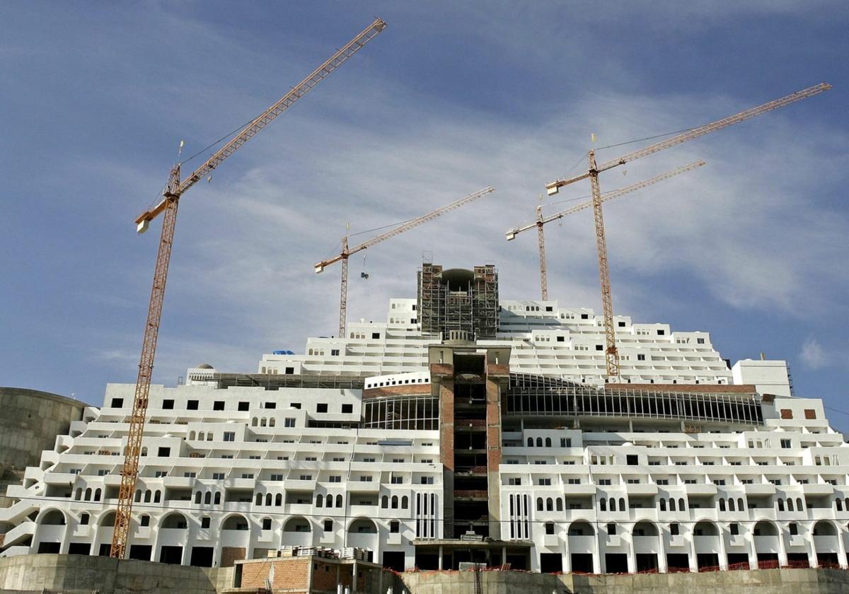 El hotel ilegal con las obras paralizadas en el paraje protegido almeriense de El Algarrobico.