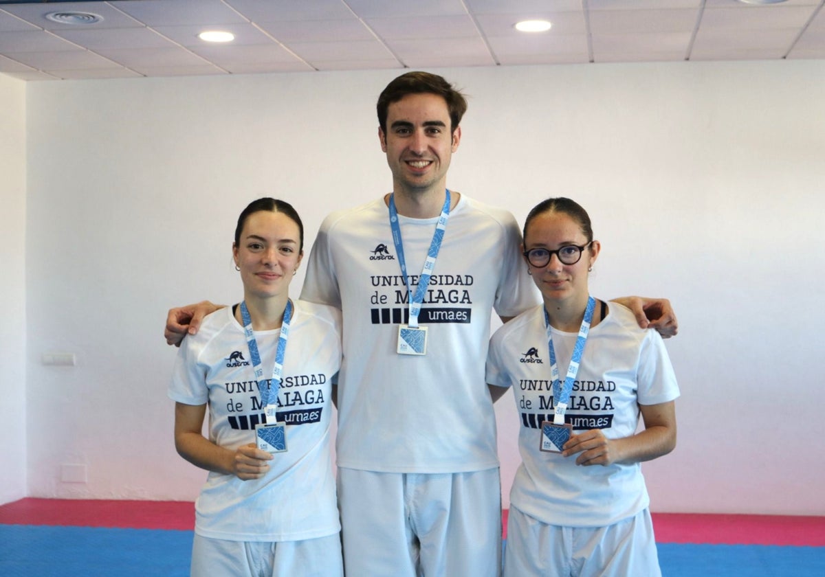 Sara Núñez, Juan Luis Onieva y Alicia Núñez, medallistas de taekwondo en el CAU.