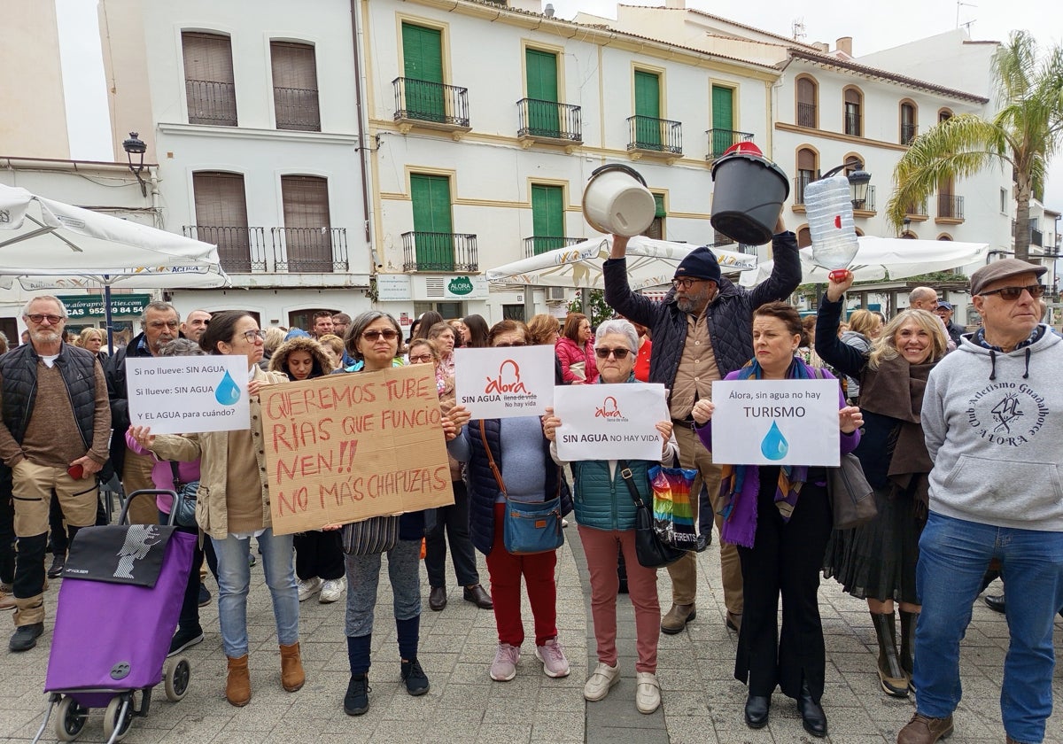 Protestas en la puerta del Ayuntamiento de vecinos de Álora.