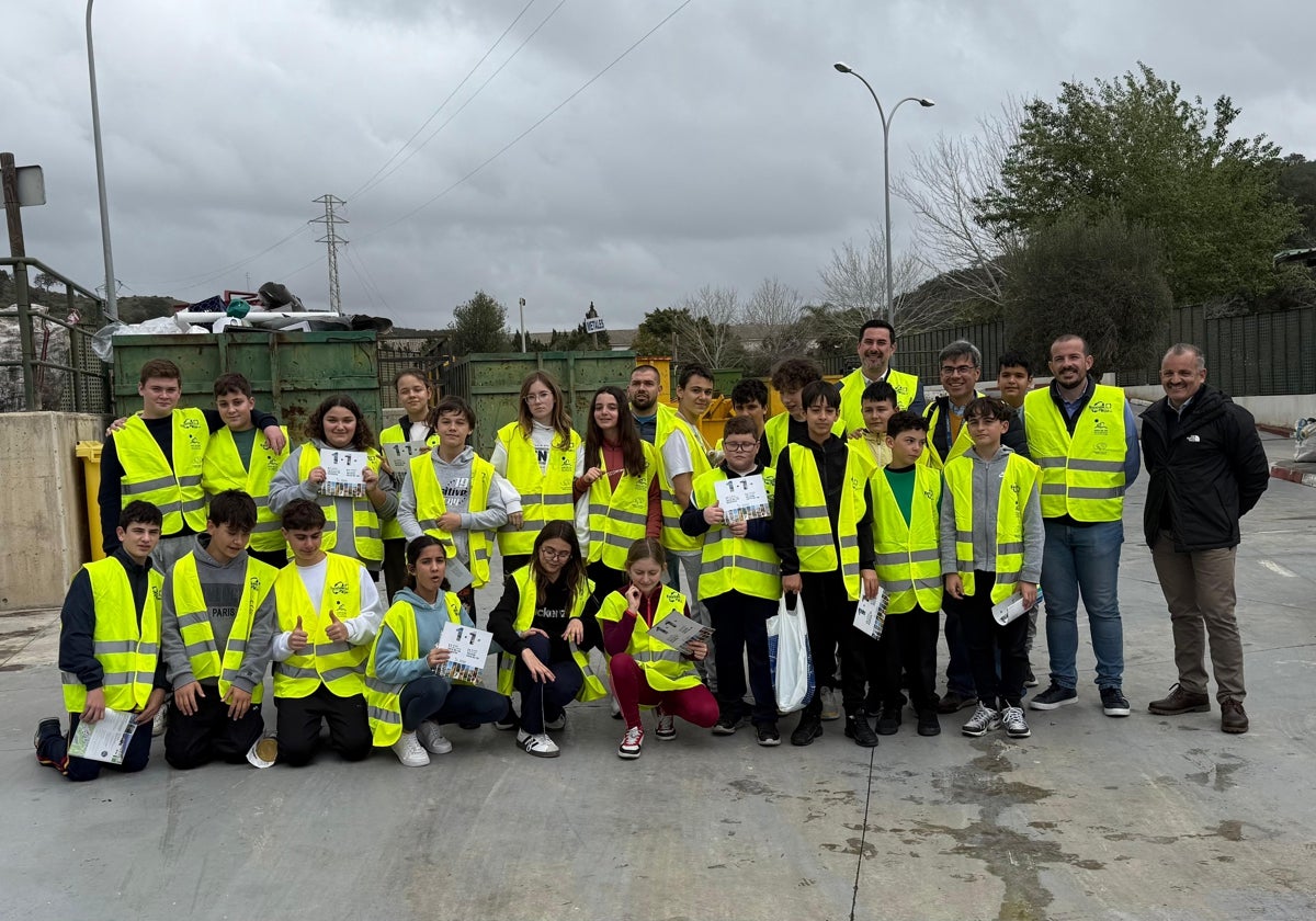 Visita de los alumnos al punto limpio.