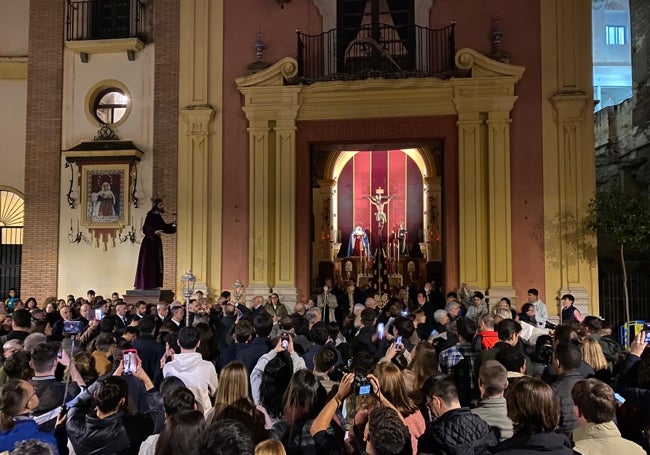 Paso del Señor de la Cena ante el oratorio de la Hermandad de las Penas.