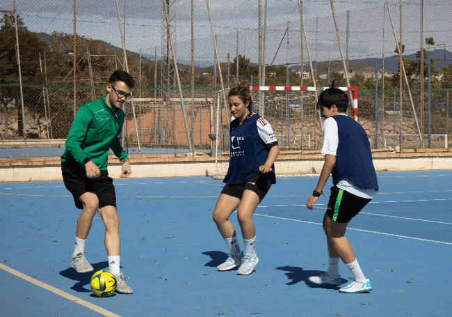 El entrenador y las chicas del equipo de fútbol sala femenino.