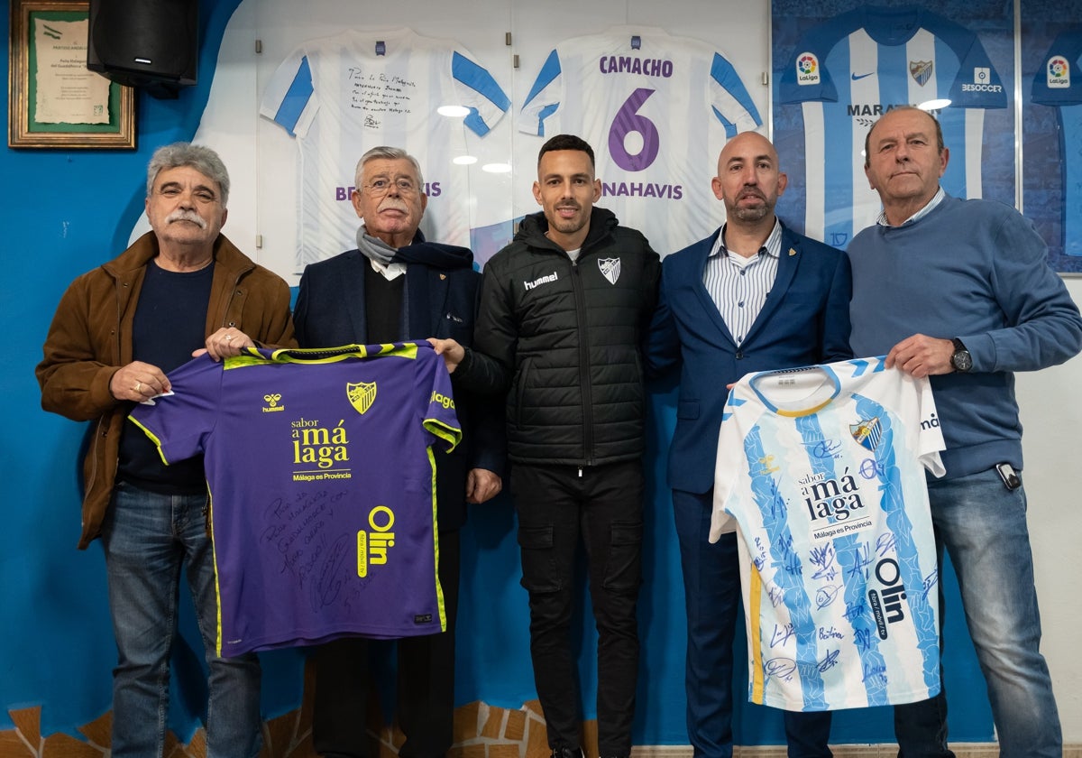 Desde la izquierda de la imagen: Miguel Molina, presidente de la Federación de Peñas Malaguistas; Francisco Martín Aguilar, consejero de Protocolo y Relaciones Institucionales; Manu Molina, jugador del Málaga; Antonio López, consejero consultivo y Miguel Cortés, miembro de la junta directiva de la Peña de Coín.