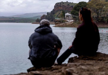 Una tromba de madrugada dispara los embalses y los cauces de los ríos en Málaga