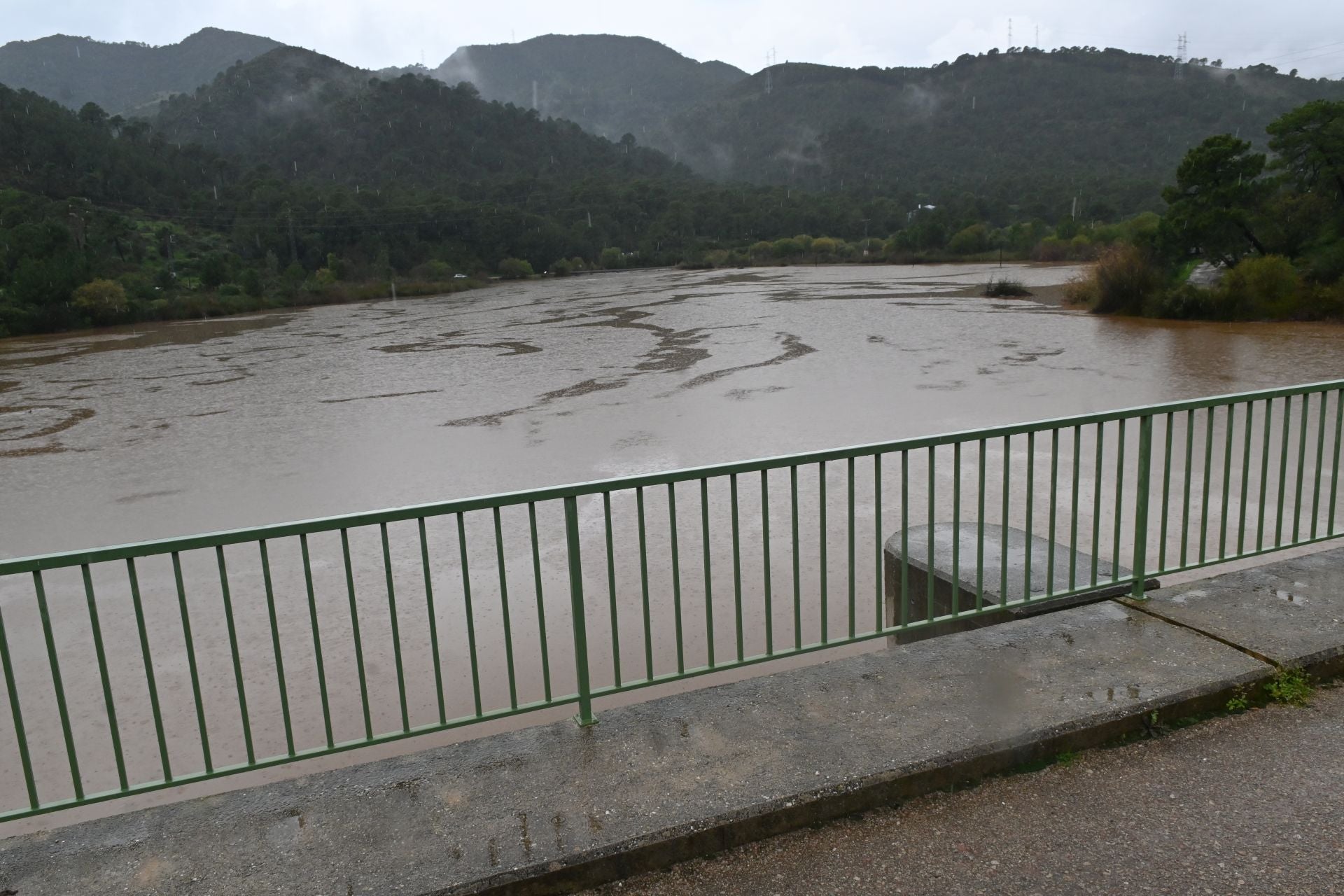 Las imágenes de los desembalses de las presas de Guadalmina y Guadaiza