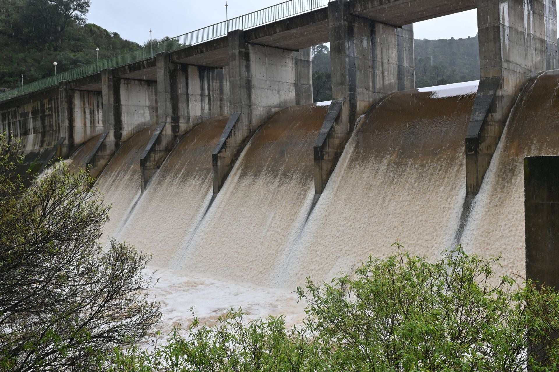 Las imágenes de los desembalses de las presas de Guadalmina y Guadaiza