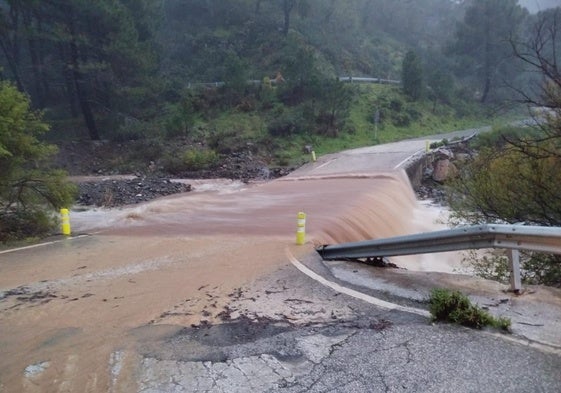 Imagen de la carretera cortada.