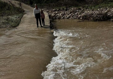 Cuatro familias siguen aisladas en El Burgo por la crecida del río Turón