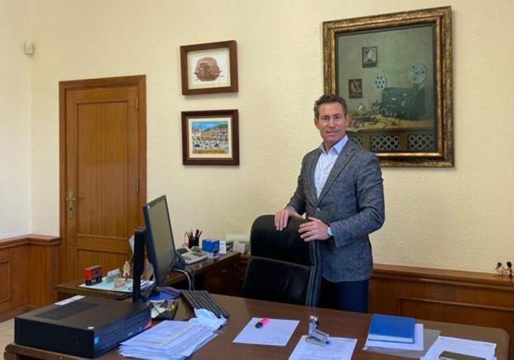 El interventor general, Fermín Vallecillo, en su despacho en el Ayuntamiento de Málaga.