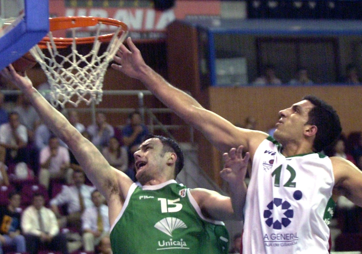 Milan Gurovic y Salva Guardia, en un partido entre el Unicaja y el desaparecido CB Granada.