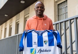 Dely Valdés posa con la camiseta retro que recuerda a la que él vistió en el Málaga.