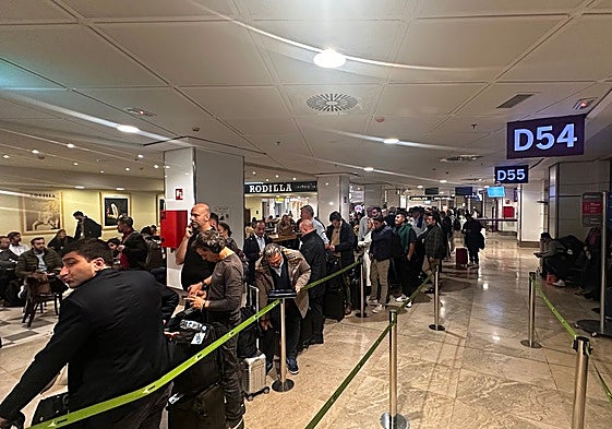 Afectados por el cambio de avión esperando en la nueva puerta de embarque.